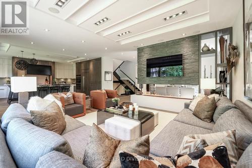 108 Mason Boulevard, Toronto, ON - Indoor Photo Showing Living Room