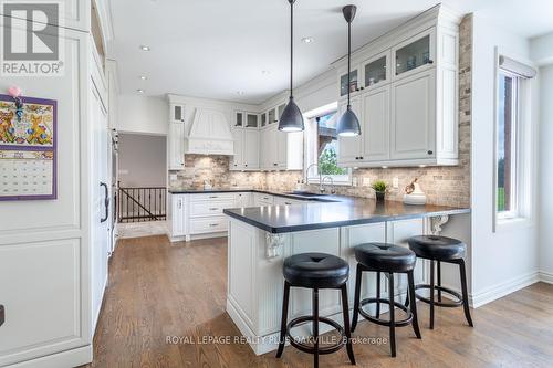 1 Bridlewood Boulevard, Halton Hills, ON - Indoor Photo Showing Kitchen With Upgraded Kitchen