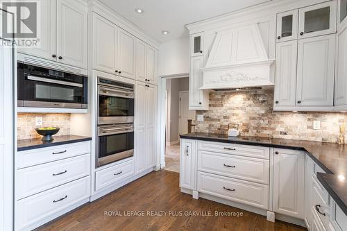 1 Bridlewood Boulevard, Halton Hills, ON - Indoor Photo Showing Kitchen With Upgraded Kitchen