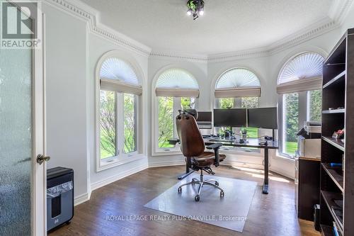 1 Bridlewood Boulevard, Halton Hills, ON - Indoor Photo Showing Living Room