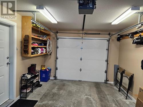 601 9Th Street Unit# 6, Keremeos, BC - Indoor Photo Showing Garage