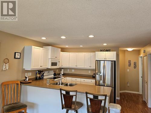 601 9Th Street Unit# 6, Keremeos, BC - Indoor Photo Showing Kitchen With Double Sink