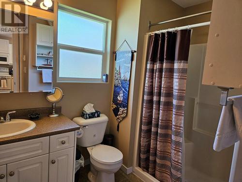 601 9Th Street Unit# 6, Keremeos, BC - Indoor Photo Showing Bathroom