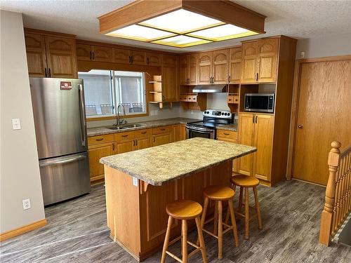 Swan River, Manitoba - Indoor Photo Showing Kitchen With Double Sink