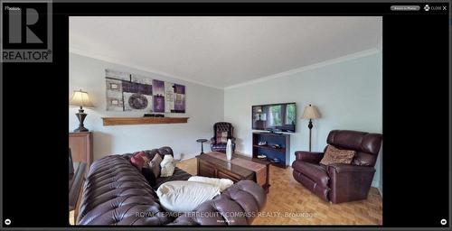 75 - 215 Milestone Crescent, Aurora, ON - Indoor Photo Showing Living Room