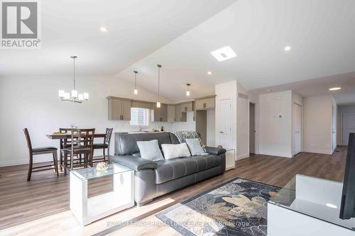 70 Stirling Crescent, Prince Edward County, ON - Indoor Photo Showing Living Room