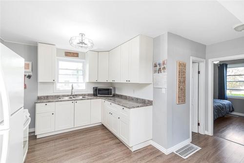 122 Gardiner Avenue West Avenue, Dunnville, ON - Indoor Photo Showing Kitchen With Double Sink