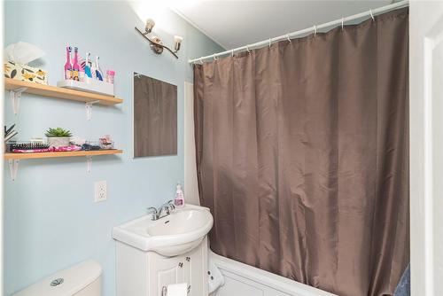 122 Gardiner Avenue West Avenue, Dunnville, ON - Indoor Photo Showing Bathroom