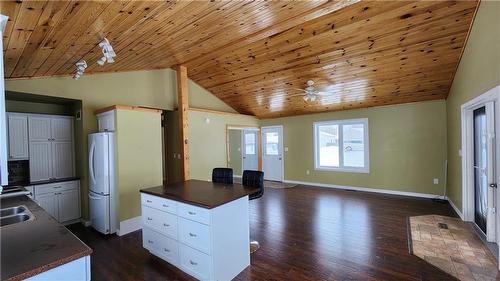 105 Mcnaughton Avenue, Brookdale, MB - Indoor Photo Showing Kitchen