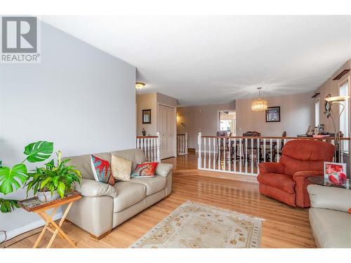 1125 Keyes Road, Kelowna, BC - Indoor Photo Showing Living Room