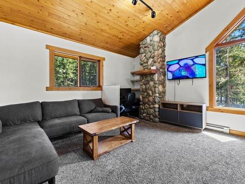 2943 Piva Road, Kamloops, BC - Indoor Photo Showing Living Room