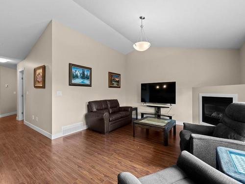 19-3031 Westsyde Rd, Kamloops, BC - Indoor Photo Showing Living Room With Fireplace