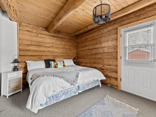 9223-9227 Knouff Lake Rd, Kamloops, BC - Indoor Photo Showing Bedroom