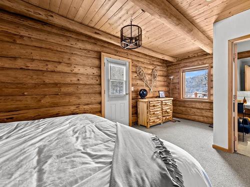 9223-9227 Knouff Lake Rd, Kamloops, BC - Indoor Photo Showing Bedroom