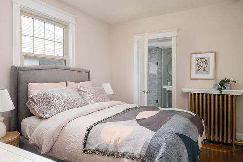 153 St. Clair Avenue, Hamilton, ON - Indoor Photo Showing Bedroom
