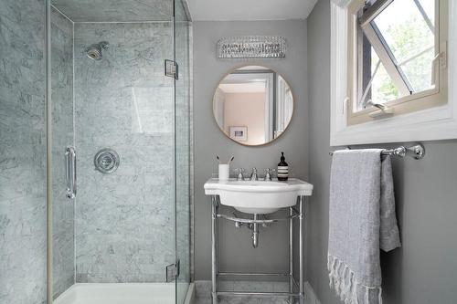 153 St. Clair Avenue, Hamilton, ON - Indoor Photo Showing Bathroom