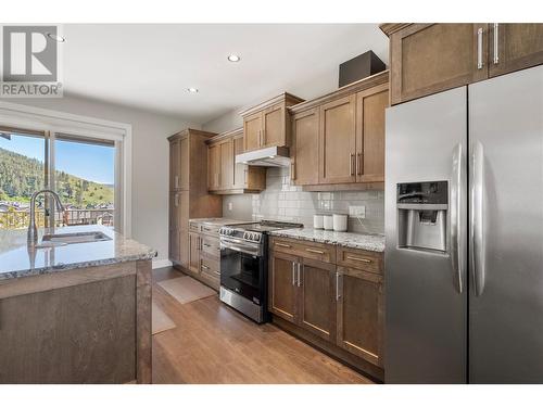 1852 Split Rail Place, Kelowna, BC - Indoor Photo Showing Kitchen With Double Sink With Upgraded Kitchen