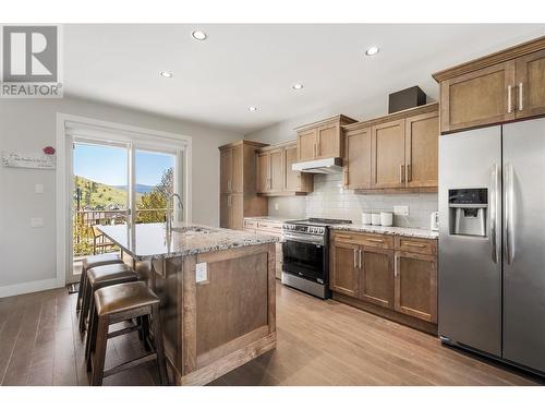 1852 Split Rail Place, Kelowna, BC - Indoor Photo Showing Kitchen With Upgraded Kitchen