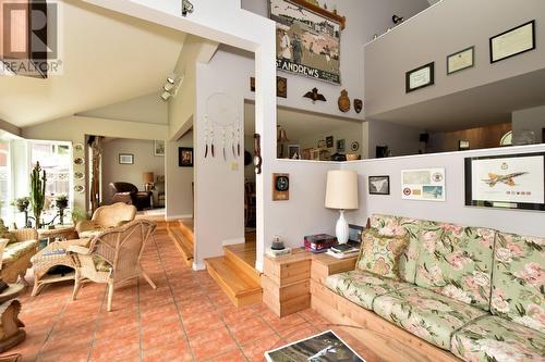 2572 Bayview Road, Blind Bay, BC - Indoor Photo Showing Living Room