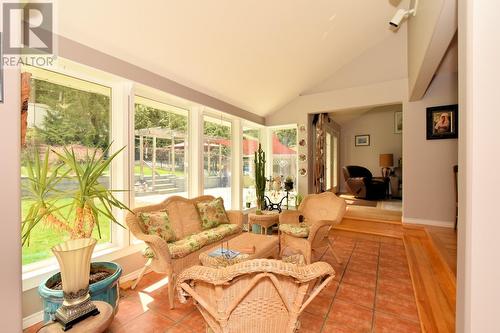 2572 Bayview Road, Blind Bay, BC - Indoor Photo Showing Living Room