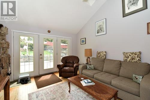 2572 Bayview Road, Blind Bay, BC - Indoor Photo Showing Living Room