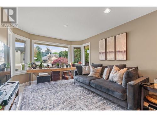 4222 Gallaghers Crescent, Kelowna, BC - Indoor Photo Showing Living Room