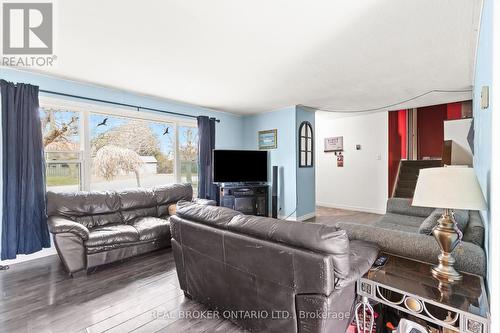 83 Lorne Avenue, Bluewater, ON - Indoor Photo Showing Living Room