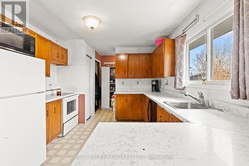 83 Lorne Avenue, Bluewater, ON - Indoor Photo Showing Kitchen