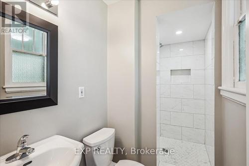 73 East 22Nd Street, Hamilton, ON - Indoor Photo Showing Bathroom