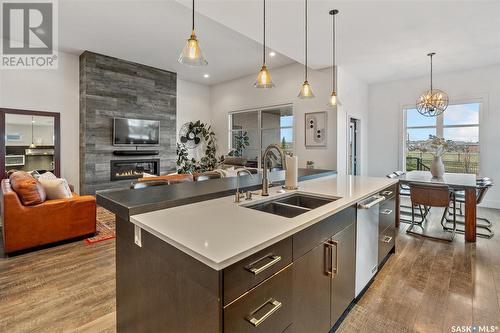 911 Hastings Crescent, Saskatoon, SK - Indoor Photo Showing Kitchen With Double Sink With Upgraded Kitchen