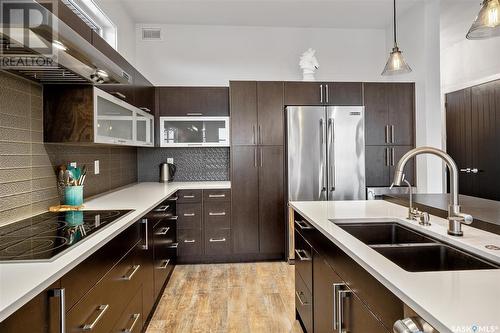 911 Hastings Crescent, Saskatoon, SK - Indoor Photo Showing Kitchen With Double Sink With Upgraded Kitchen