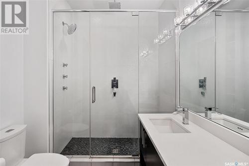 911 Hastings Crescent, Saskatoon, SK - Indoor Photo Showing Bathroom
