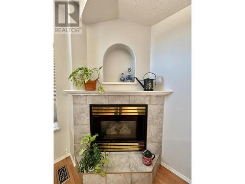 350 Hudson Street Nw Unit# 5, Salmon Arm, BC - Indoor Photo Showing Living Room With Fireplace