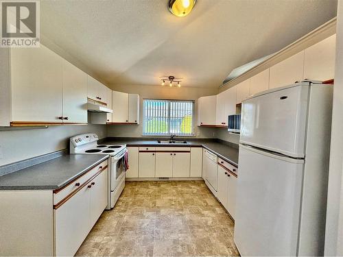 350 Hudson Street Nw Unit# 5, Salmon Arm, BC - Indoor Photo Showing Kitchen With Double Sink