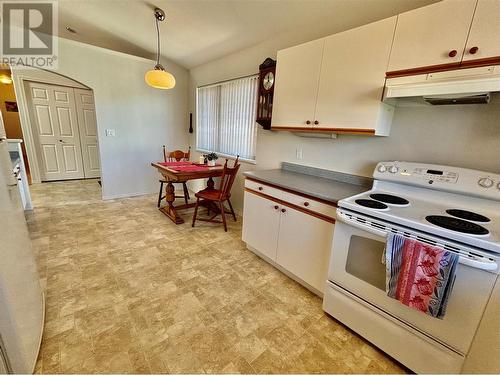 350 Hudson Street Nw Unit# 5, Salmon Arm, BC - Indoor Photo Showing Kitchen