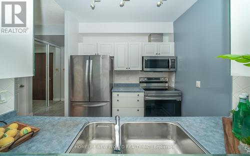 618 - 438 Richmond Street W, Toronto, ON - Indoor Photo Showing Kitchen With Stainless Steel Kitchen With Double Sink