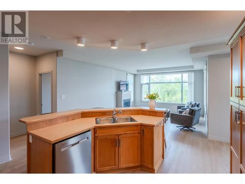 100 Lakeshore Drive Unit# 415, Penticton, BC - Indoor Photo Showing Kitchen With Double Sink