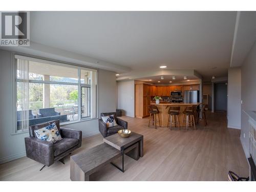 100 Lakeshore Drive Unit# 415, Penticton, BC - Indoor Photo Showing Living Room