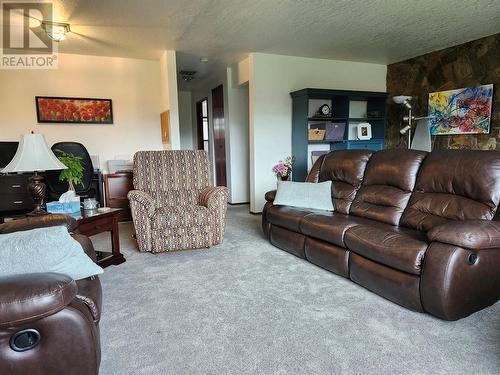 6595 Herry Road, Vernon, BC - Indoor Photo Showing Living Room