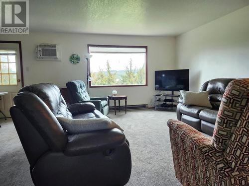 6595 Herry Road, Vernon, BC - Indoor Photo Showing Living Room