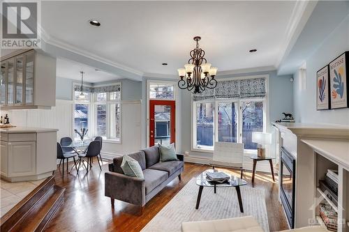 10 Cobalt Avenue, Ottawa, ON - Indoor Photo Showing Living Room