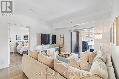 309 - 112 Woodbridge Avenue, Vaughan, ON - Indoor Photo Showing Living Room