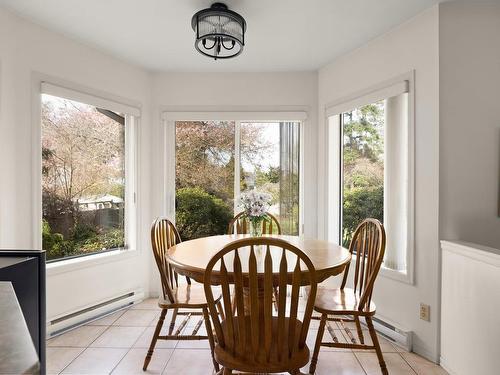 1536 Ash Rd, Saanich, BC - Indoor Photo Showing Dining Room