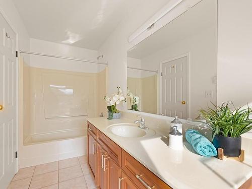 1536 Ash Rd, Saanich, BC - Indoor Photo Showing Bathroom