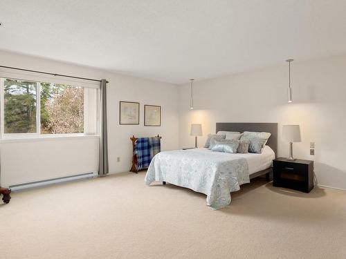1536 Ash Rd, Saanich, BC - Indoor Photo Showing Bedroom