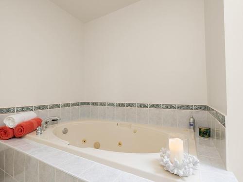 1536 Ash Rd, Saanich, BC - Indoor Photo Showing Bathroom