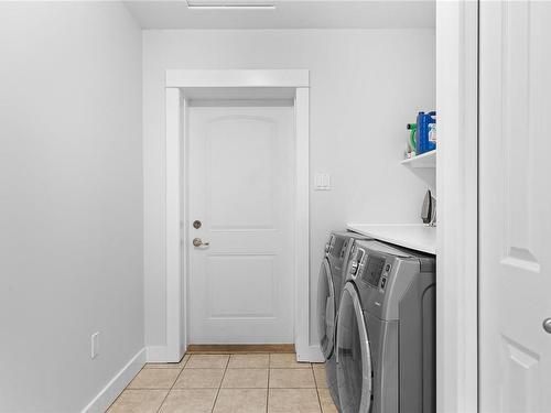 1421 Greig Rd, Parksville, BC - Indoor Photo Showing Laundry Room