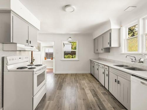 650 Head St, Esquimalt, BC - Indoor Photo Showing Kitchen With Double Sink