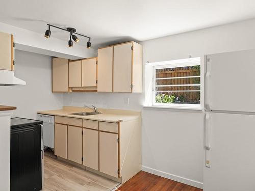 650 Head St, Esquimalt, BC - Indoor Photo Showing Kitchen