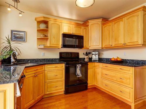 5955 Devon Pl, Nanaimo, BC - Indoor Photo Showing Kitchen